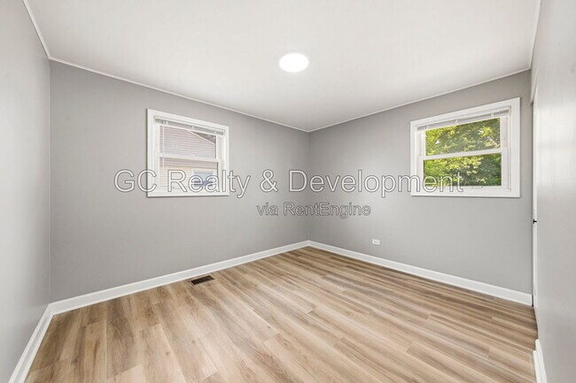 Building Photo - 2804 School Dr