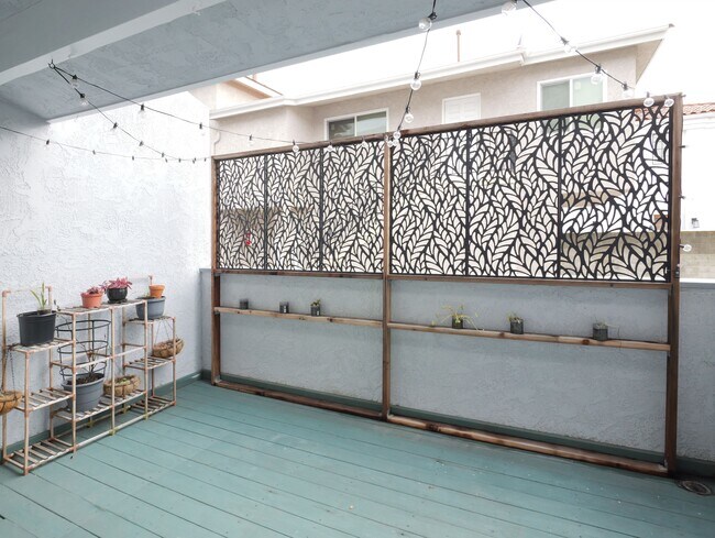 Building Photo - 239 N Juanita Ave