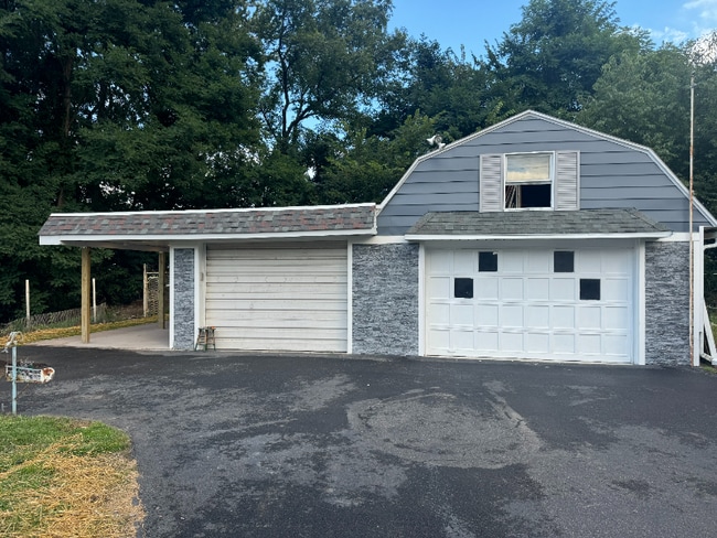 Building Photo - 267 Simpson St