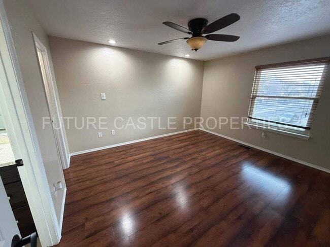 Building Photo - 6315 La Habra Ln NE