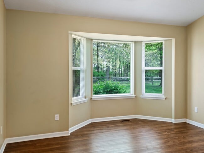 Building Photo - 672 E Lake Ln