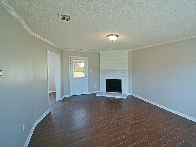 Building Photo - 3 Bedroom with Bonus Room, 2.5 Bathroom Ne...
