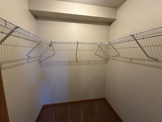 Building Photo - Spacious 3 Bedroom 2 Bath Townhome