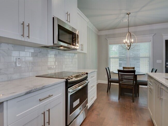Building Photo - Centrally Located Home Sweet Home