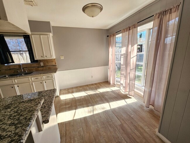 Building Photo - 431 N Forest Blvd