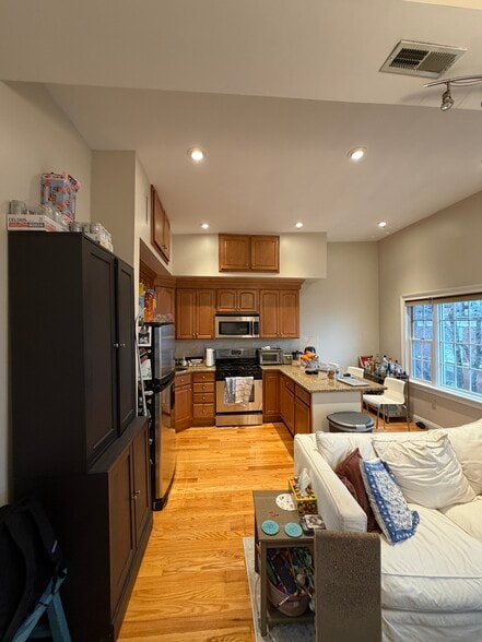 Building Photo - 261 W 2nd St