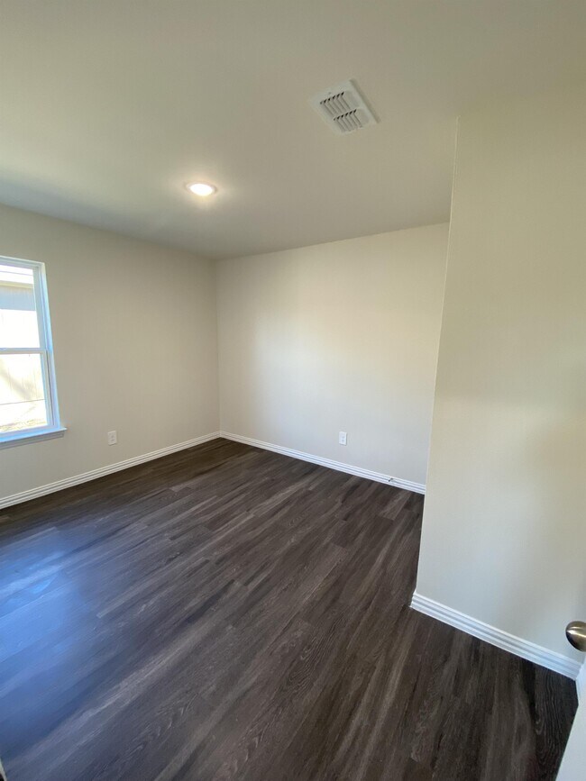 Building Photo - 104 Holiday Dr