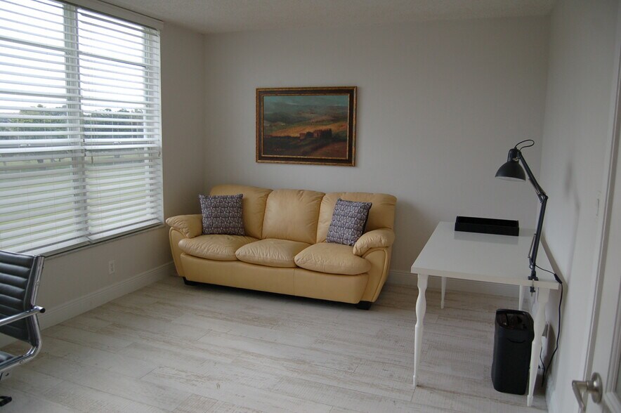 Building Photo - 575 Oaks Ln