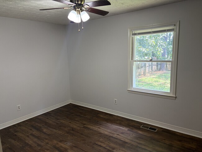 Building Photo - 409 Cloverleaf Dr