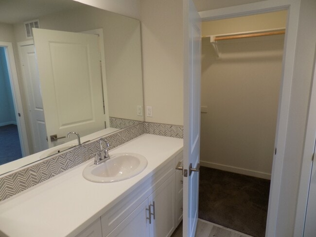 Building Photo - Beautiful 1 Bedroom 1 Bath Condo in Ranch ...