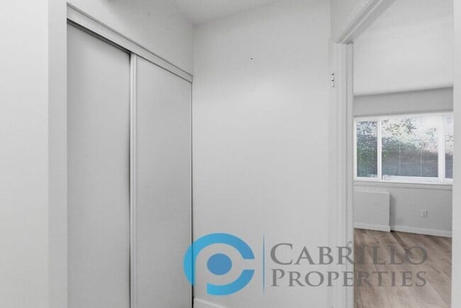 Building Photo - 519 Pitta St