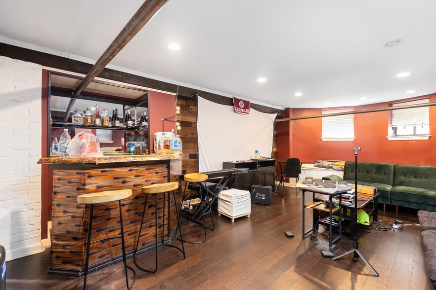 Building Photo - 21 Royal St