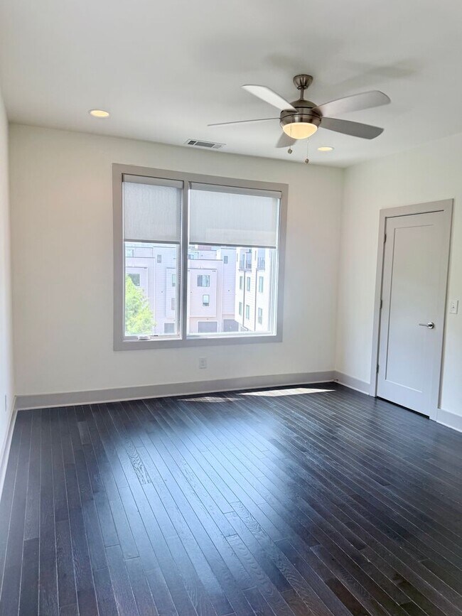 Building Photo - 3 bedroom/3.5 baths/ 12th S