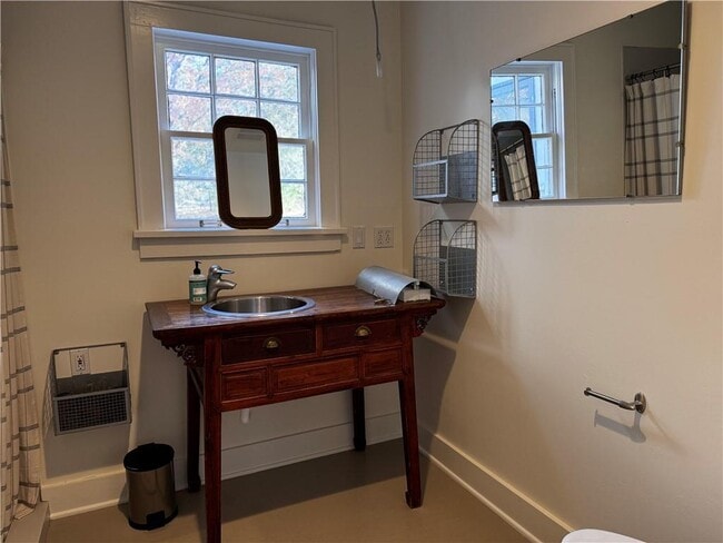 Building Photo - 610 N Olive Ave