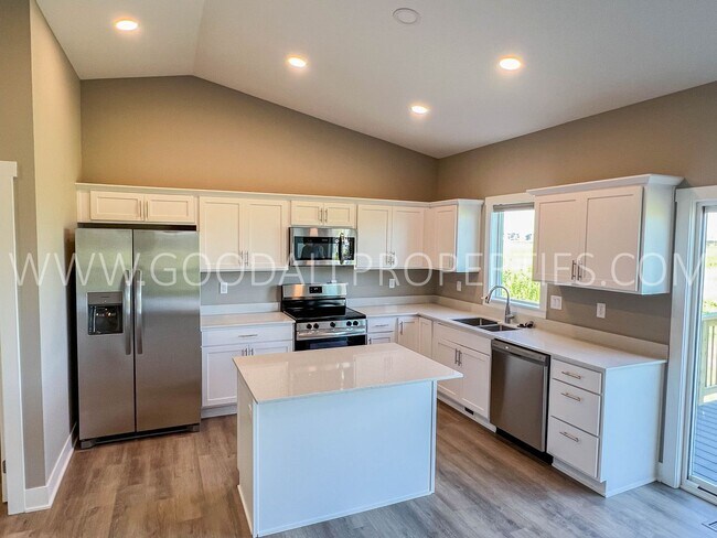 Building Photo - 4 bedroom 3 bathroom Ranch style home with finished basement in Waukee