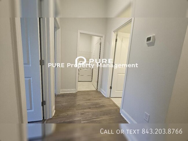 Building Photo - Stunning 3 Bedroom Townhouse!!