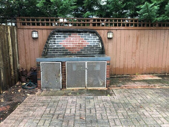 Building Photo - 2570 Northside Dr NW