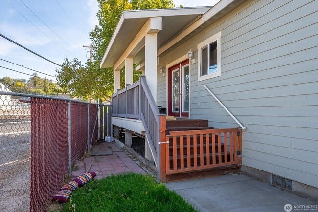 Building Photo - 3 Bed 2 Bath one story home