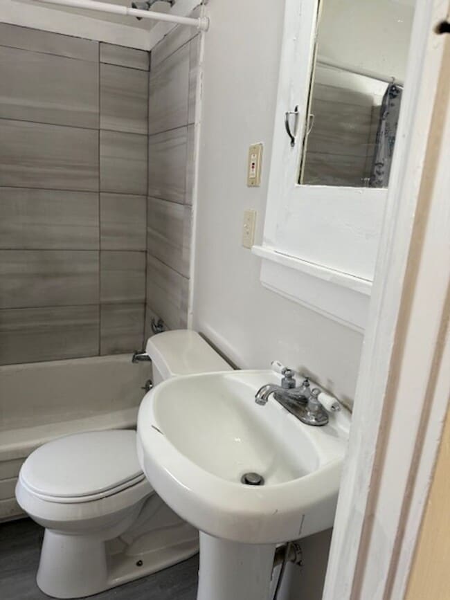 Building Photo - Spacious 1 bedroom with Bonus Room