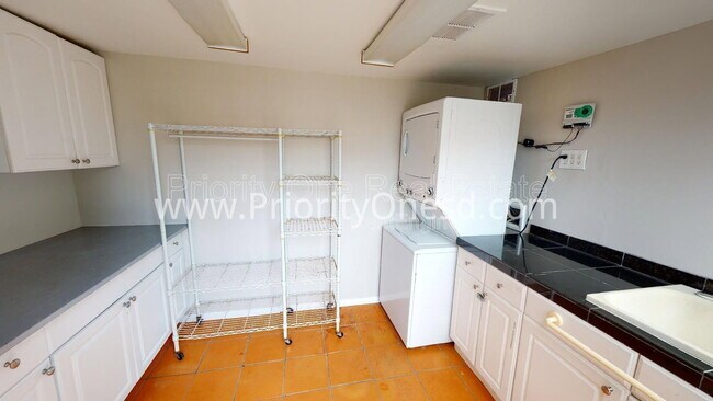 Building Photo - 4766 Bermuda Ave