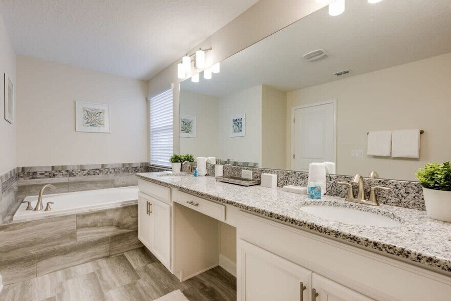Building Photo - 4801 Kings Castle Cir
