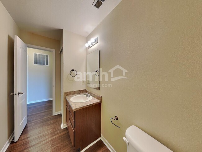 Building Photo - 467 Sedgewick Dr