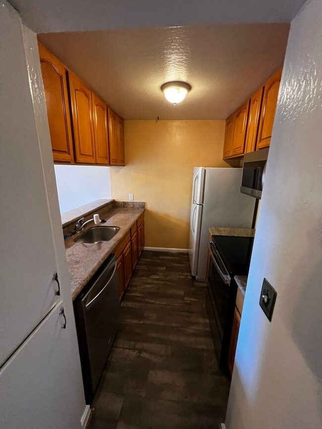 Building Photo - Fabulous 2-bedroom Concord Condominium Wit...