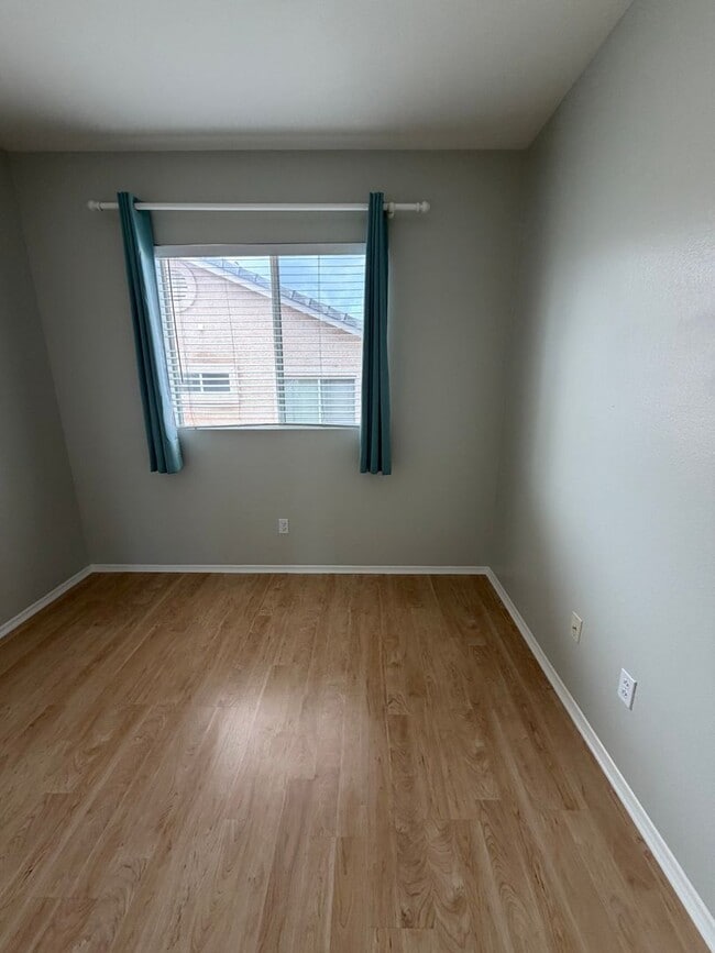 Building Photo - 3 Bed, 2.5 Bath Townhome in gated Park Lane Community