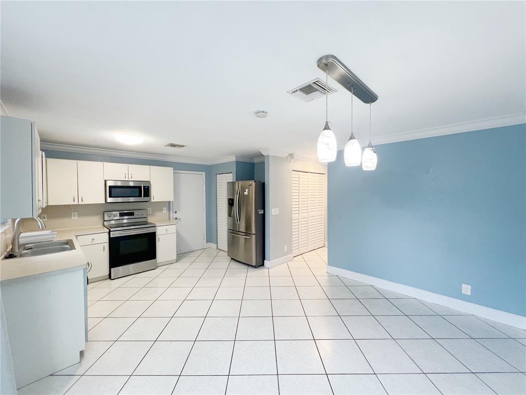Building Photo - 5565 SW 43rd St