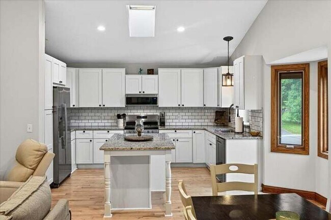 Building Photo - 1222 Saddlebrook Ln