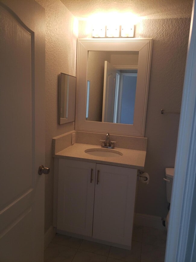 Building Photo - 909 Belmont Pl