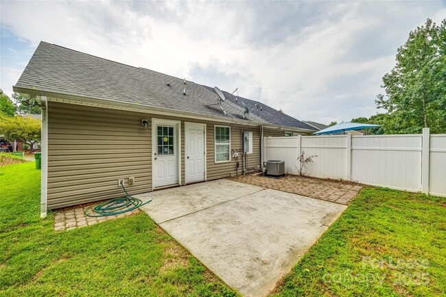 Building Photo - 410 Danielle Way