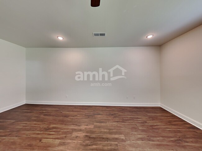 Building Photo - 216 Willow Ln