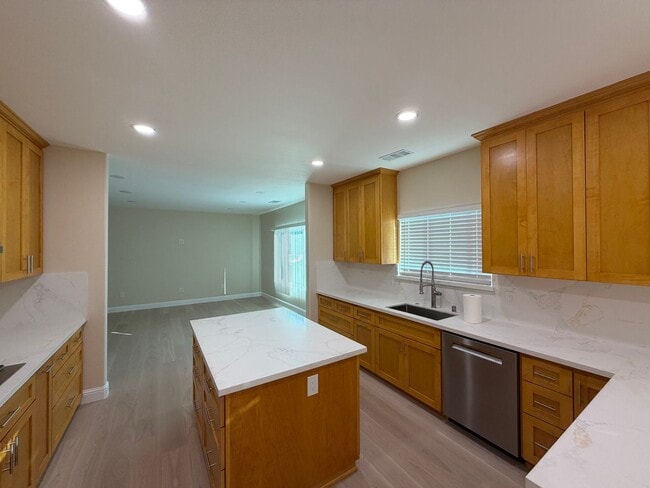 Building Photo - 985 Williams St