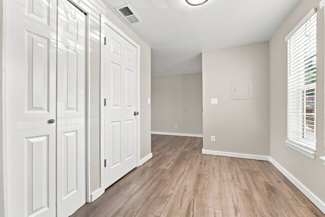 Building Photo - $1,195.95 1 bed, 1 bathroom, located in Aurora with a washer and dryer.
