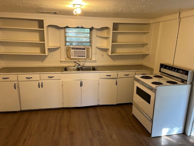 Building Photo - 1,200.00 MOVE-IN-SPECIAL