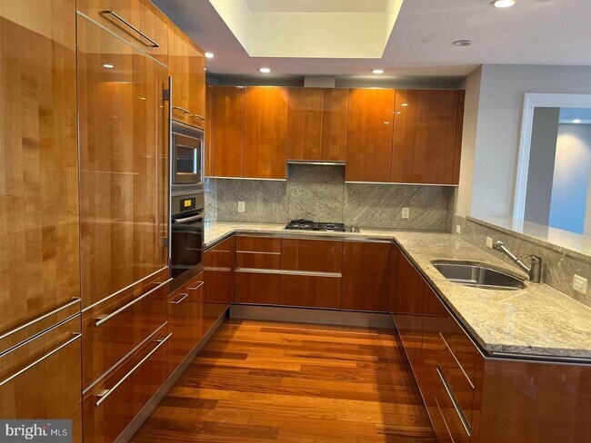 Primary Photo - 1881 N Nash St