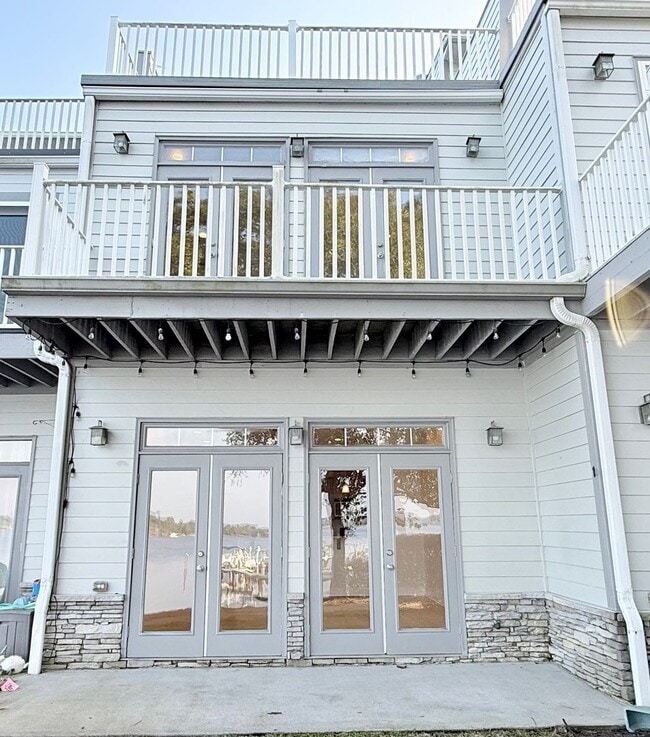 Building Photo - 3-Level Waterfront Townhome