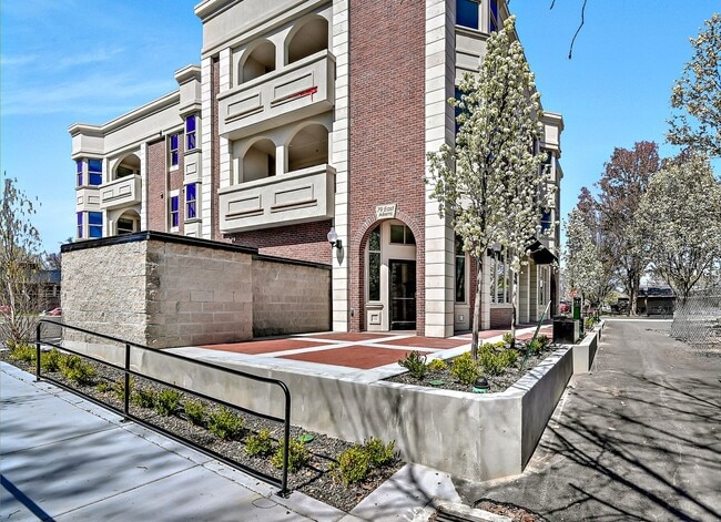Building Photo - 167 E Aikens St