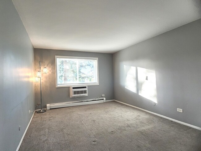 Building Photo - 10373 Dearlove Rd