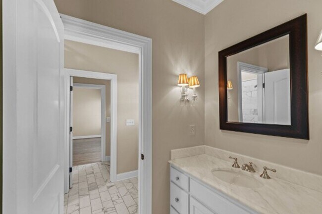 Building Photo - Impeccable Green Hills Home