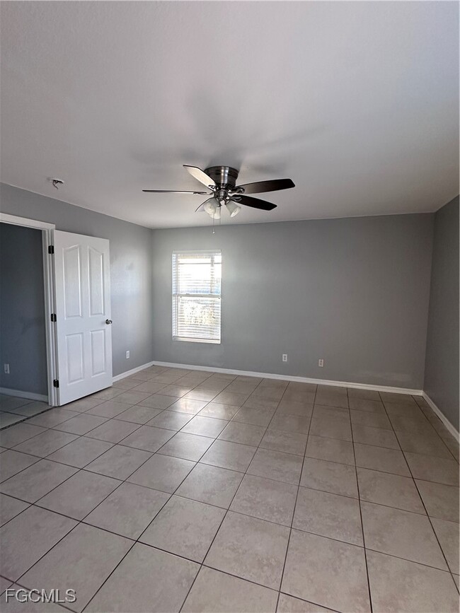 Building Photo - 2926 SE Santa Barbara Pl