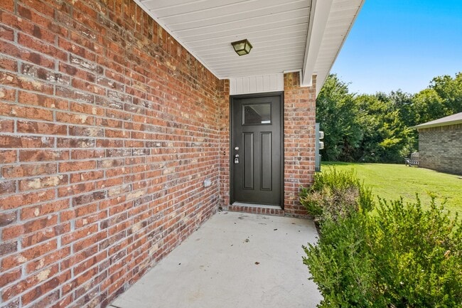 Building Photo - Beautiful and Spacious Home!