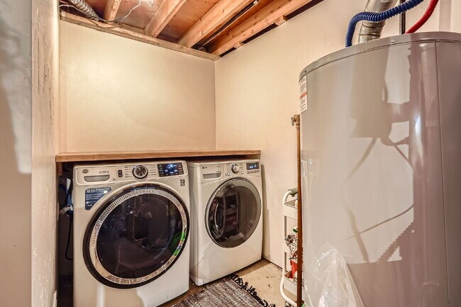 Building Photo - Available September! Charming House for rent in the Crest Club neighborhood!