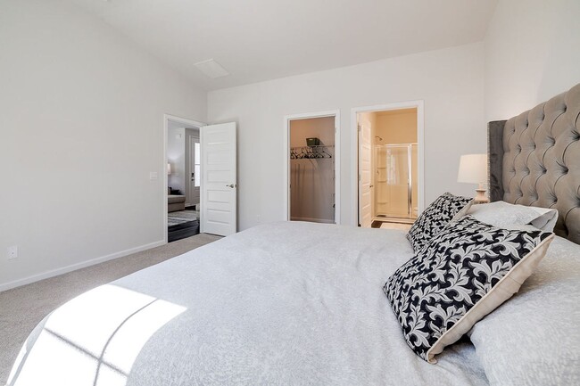 Building Photo - Luxury & Maintenance Free Living in Savann...