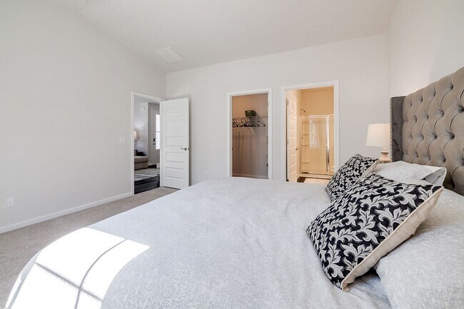 Building Photo - Move-In Ready 3-Bedroom Villa in Gated Savannah Quarters!