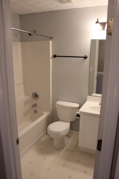 Hall bathroom - 48 Timber Ridge Dr