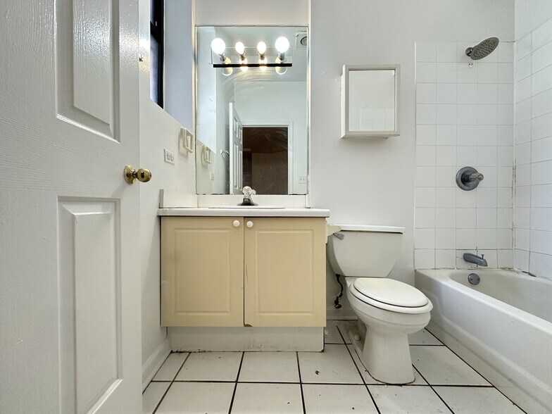 Building Photo - 909 W Dakin St