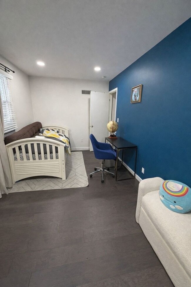 Building Photo - 1065 Hiawatha Dr