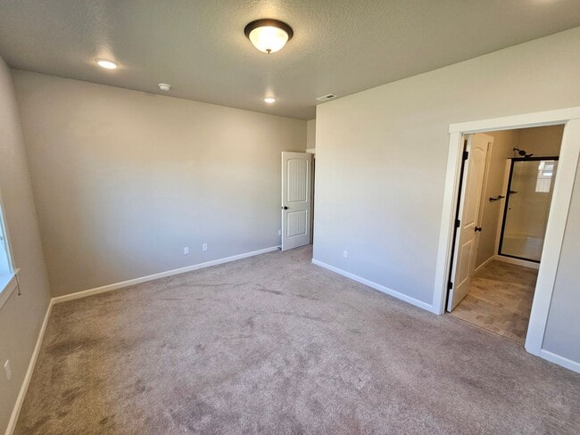 Building Photo - 1400 Dahlia St